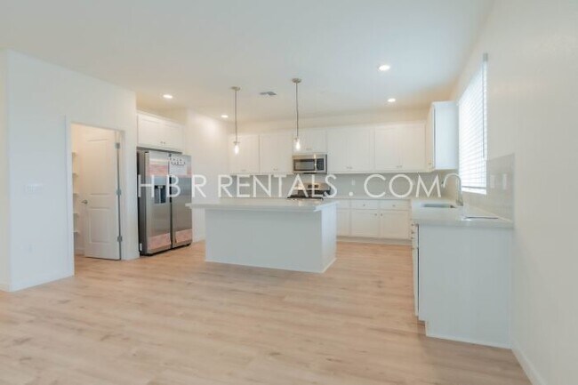 Building Photo - Charming 4-Bed, 3-Bath Home in Lathrop’s T...