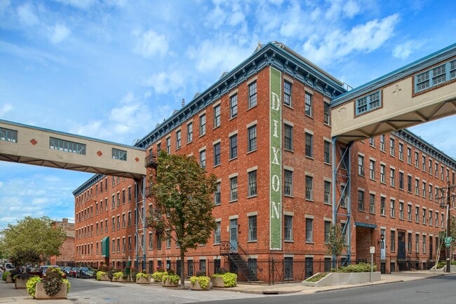 Building Photo - 341 Monmouth St