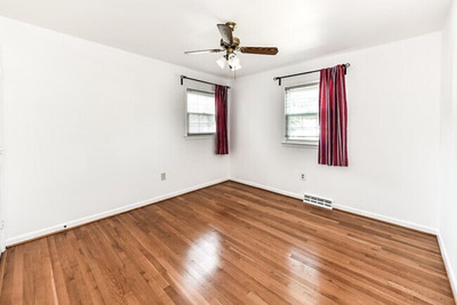 Building Photo - Spacious 4 Bed 2/2 Bath Home with Park-Lik...