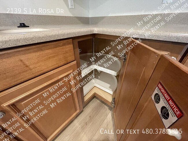 Building Photo - 2139 S La Rosa Dr