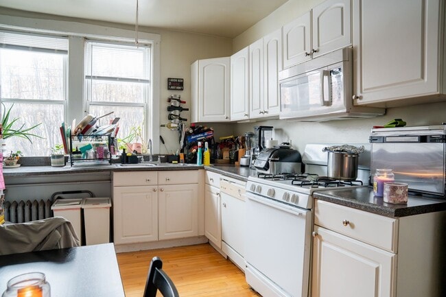 Building Photo - Albany Park - 2 Bed / 1 Bath - Heat Included