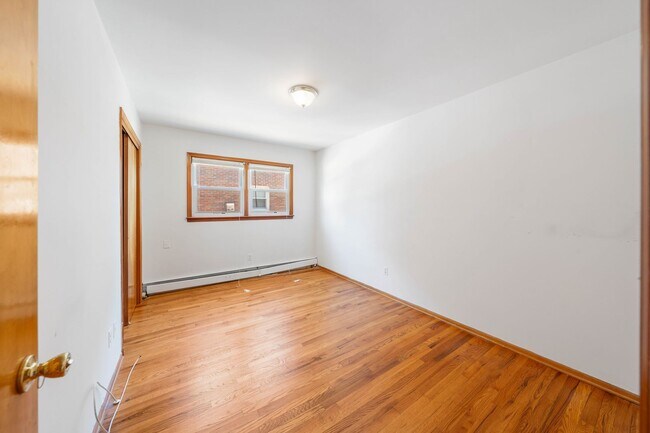 Building Photo - Large 3 Bedroom Apt + Private Office Space