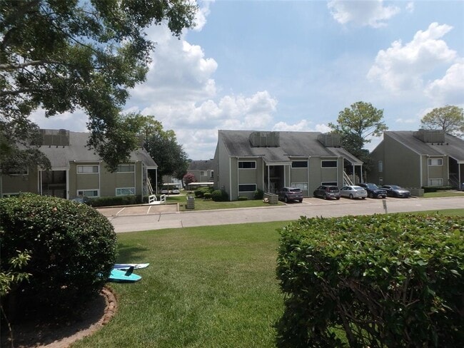 Building Photo - 127 April Point Dr S