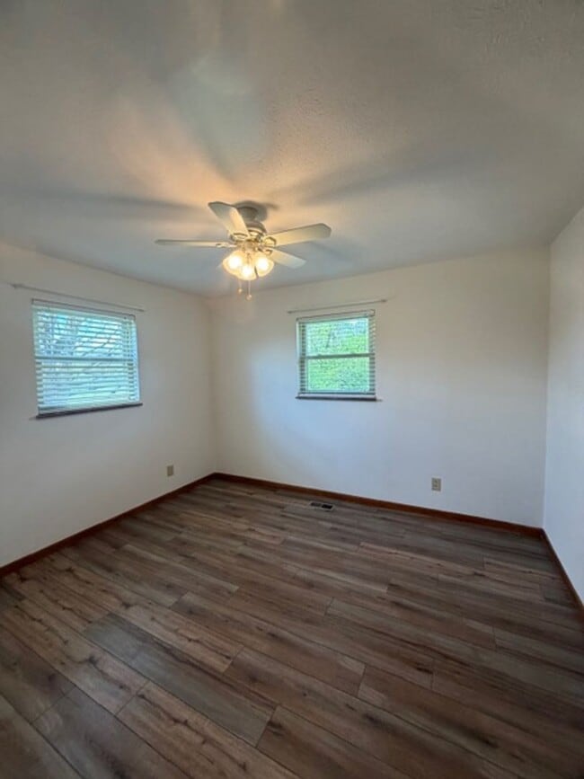 Building Photo - Maryville 37801 - Newly Remodeled 2 bedroom 2 full bath rancher with carport - Contact Debra John...