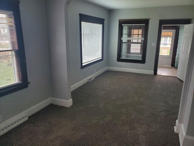 Building Photo - 1156 E Fox St