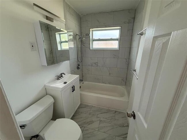 Building Photo - 640 SW 28th Dr