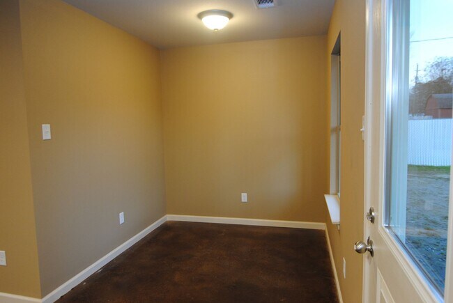 Building Photo - 3/2 Open Floor Plan, One Level in Sherwood