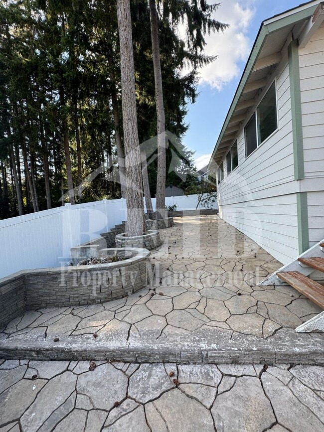 Building Photo - 979 NW Calypso Cir