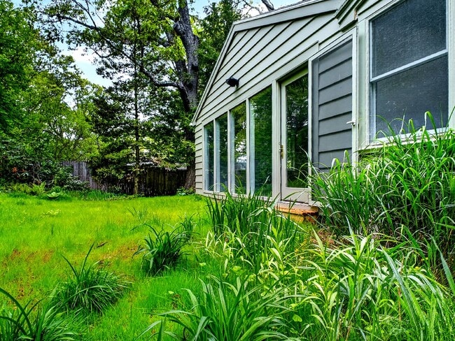 Building Photo - 3 Bed/2 Bath Home with Private Yard
