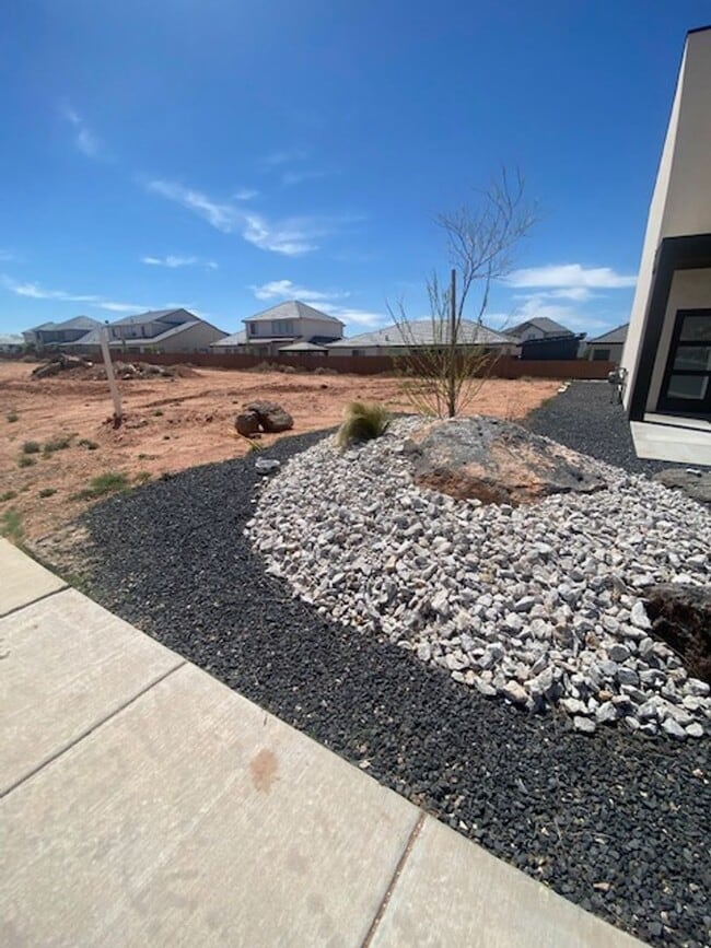 Building Photo - Beautiful 3 Bedroom Crimson Townhome