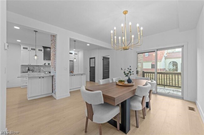 Building Photo - 1422 W 77th St