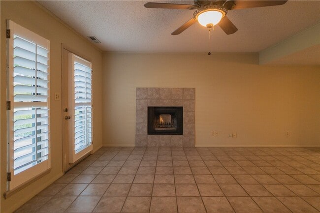 Building Photo - 2538 E Sweetbriar Dr