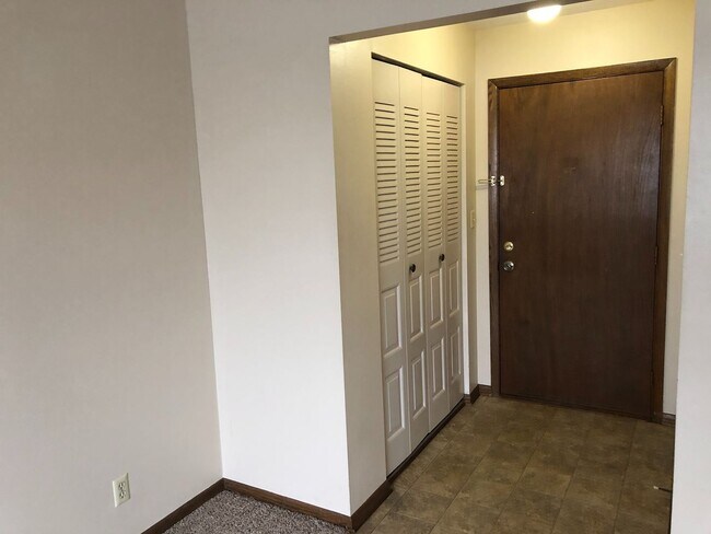 Building Photo - Spacious 1 bedroom plus den.