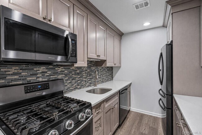 Building Photo - 150 Pointe Cir N