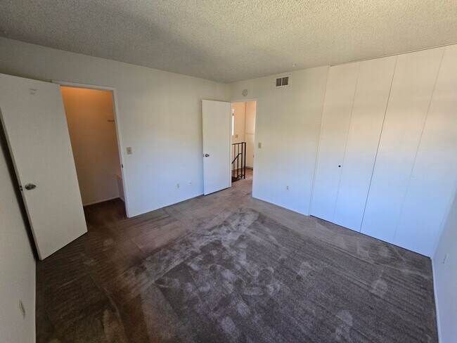 Building Photo - 910 Amistad Ct