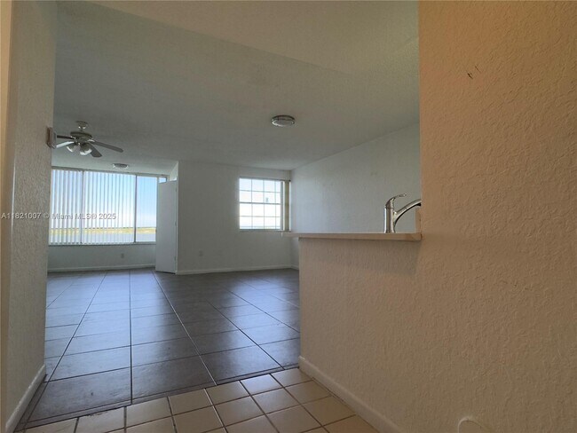 Primary Photo - 2831 N Oakland Forest Dr