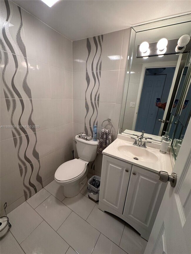 Building Photo - 100 Bayview Dr