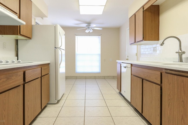 Building Photo - 10943 W Tropicana Cir