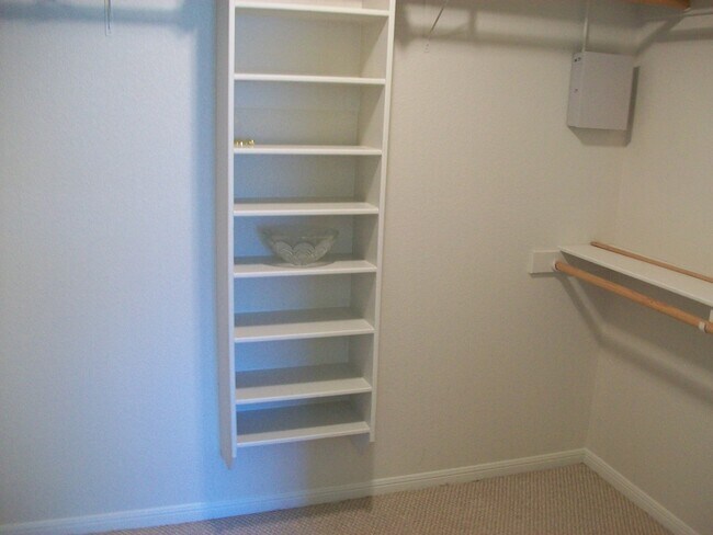 Building Photo - 601 Llama Tr