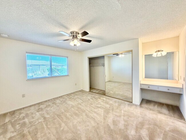 Building Photo - Charming Sun City 55+ Community 2 Bedroom Home with Bonus Sunroom Space