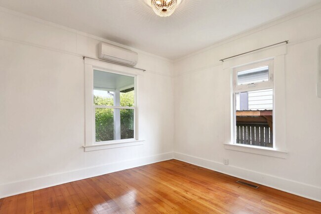 Building Photo - 425 Nelson St
