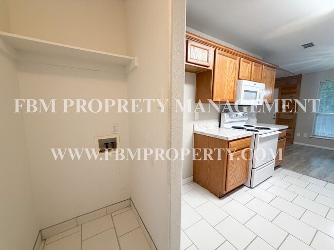 Building Photo - 3008 View Ln