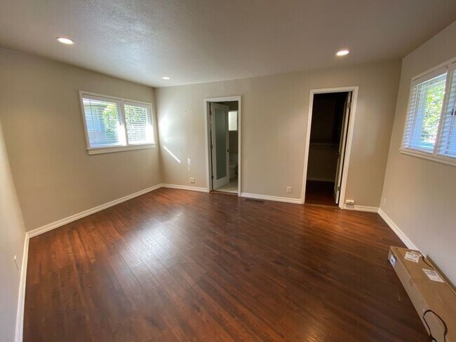 Building Photo - 4110 El Bosque Dr