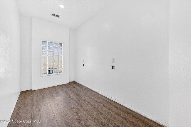 Building Photo - 975 Wildwood Dr