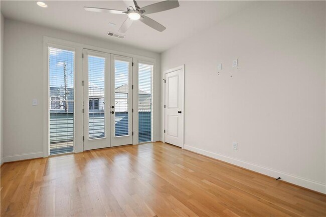 Building Photo - 689 Fraser St SE