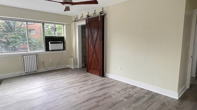 Building Photo - Great 2 Bed / 1 Bath Apartment near Embass...