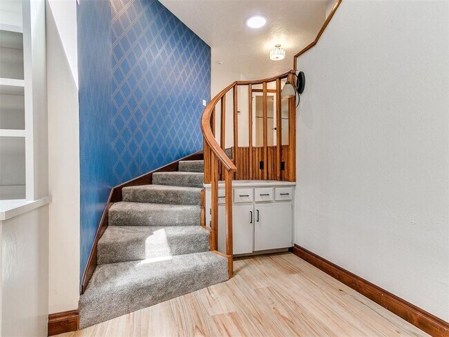 Building Photo - Family Home + Pool!