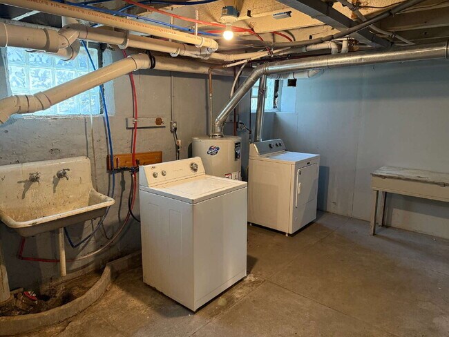 Building Photo - Charming 4 Bedroom Home with 2 Full Baths in Grand Rapids