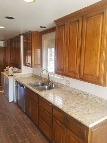 Kitchen - 6012 S Kings Rd