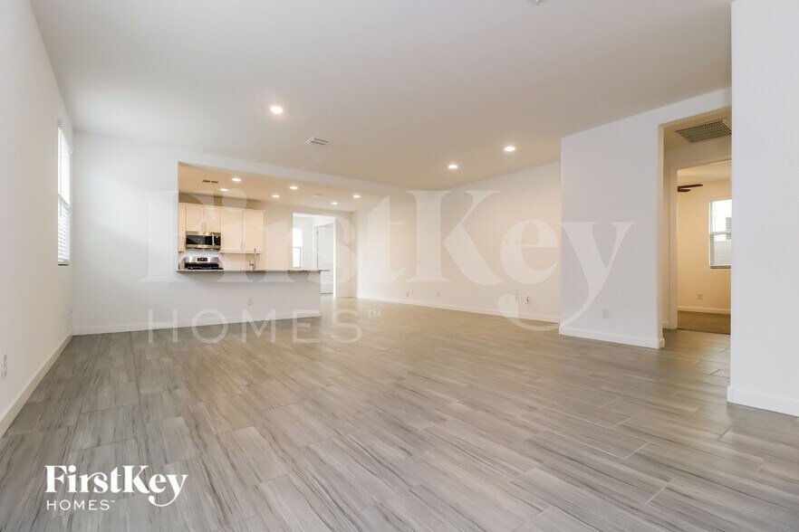 Building Photo - 12516 W Kaler Dr