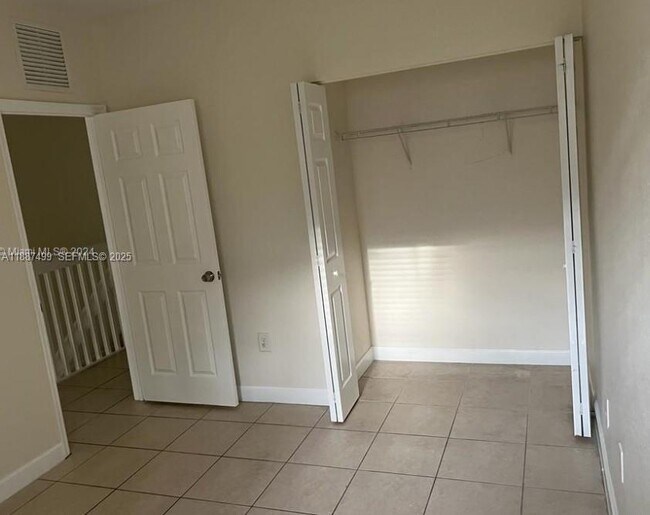 Building Photo - 205 SE 29th Terrace