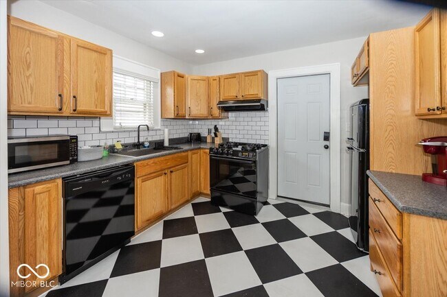 Building Photo - 6140 Winthrop Ave