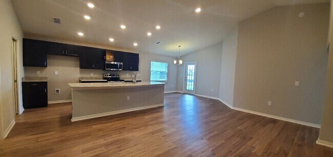 Building Photo - 4-Bedroom, 2-Bathroom in Villamar Winter Haven