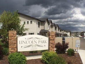 Building Photo - 2 bed 1.5 bath Lincoln Park Townhome!