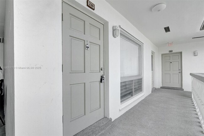 Building Photo - 5450 Hollywood Blvd