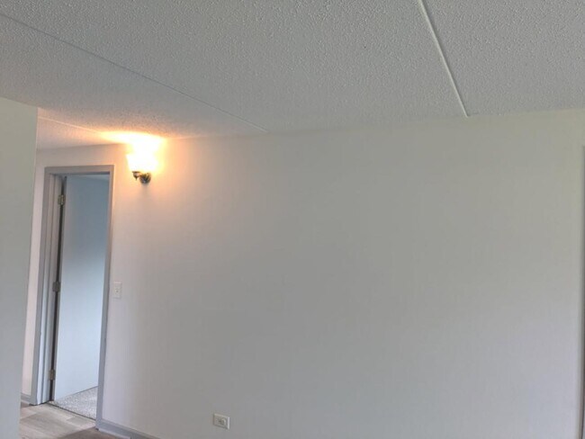 Building Photo - 21W185 Tee Ln