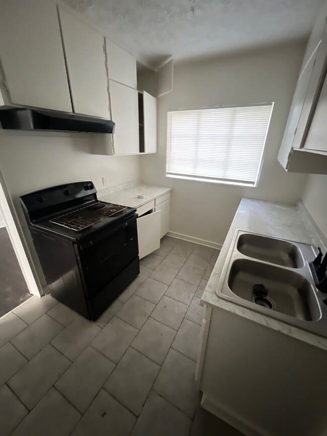 Building Photo - 709 Verdemont Dr