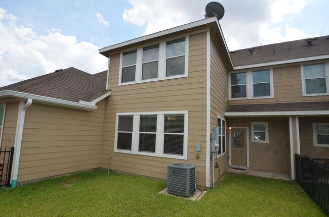 Building Photo - Gorgeous Townhome on a Golf Course!!!!