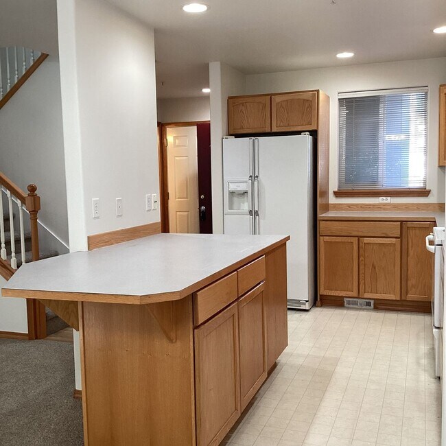 Building Photo - Bright & Spacious Everett Condo – 3 Bed, 2...