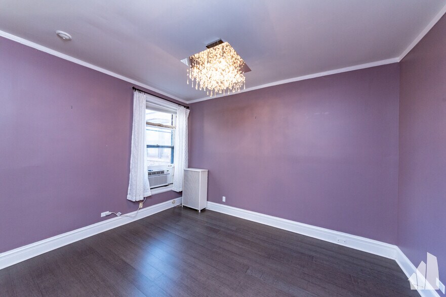 Building Photo - 450 W Surf St