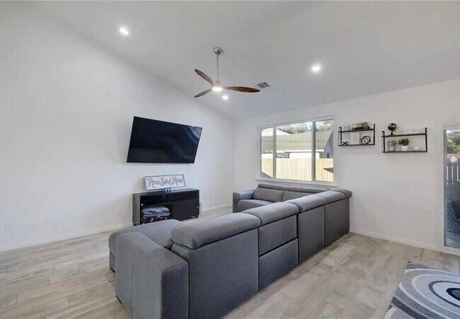 Building Photo - 424 Summit Ridge Dr N