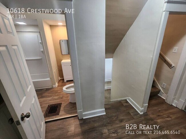 Building Photo - 10618 Crestwood Ave