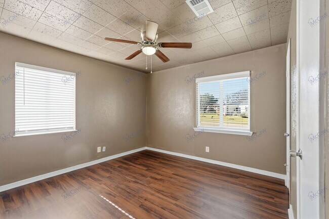 Building Photo - 3130 S Llewellyn Ave