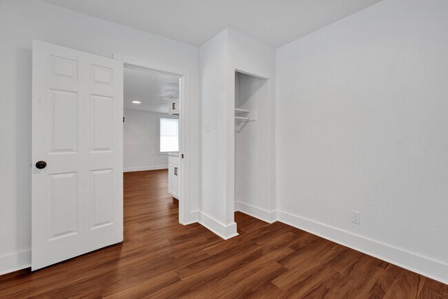 Building Photo - 3156 Powell Ave
