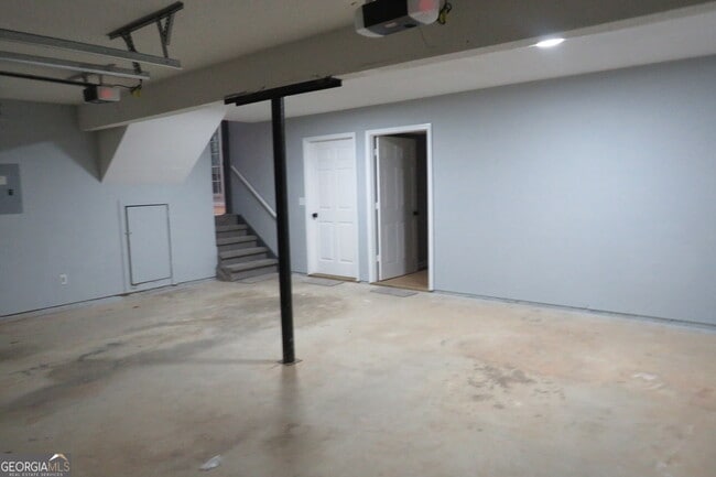 Building Photo - 2060 Bedford Ct