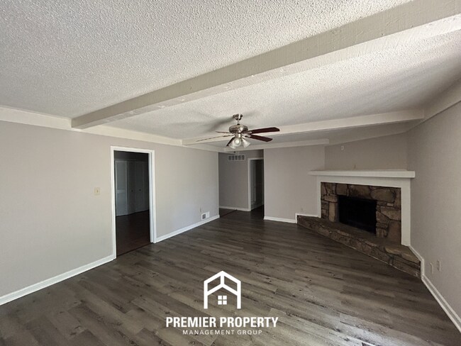 Building Photo - 3BR/2BA Memphis Rental with Attached 2-Car Garage & Hardwood Flooring